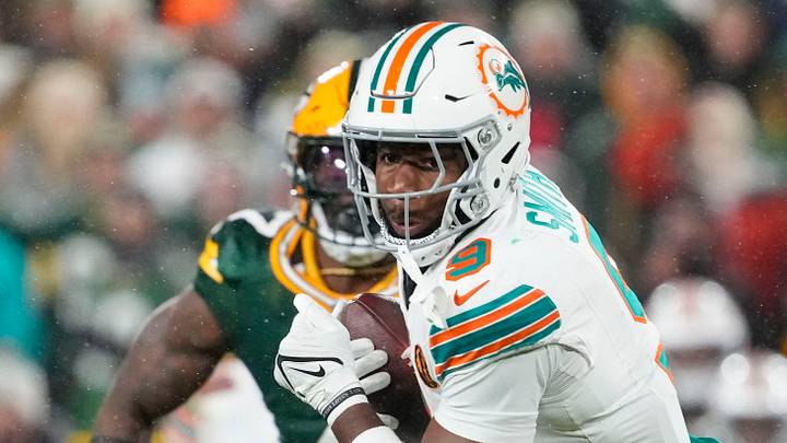 Miami Dolphins tight end Jonnu Smith (9) runs with the football after catching a pass against the Packers in 2024. Miami Dolphins tight end Jonnu Smith (9) runs with the football after catching a pass against the Packers in 2024.