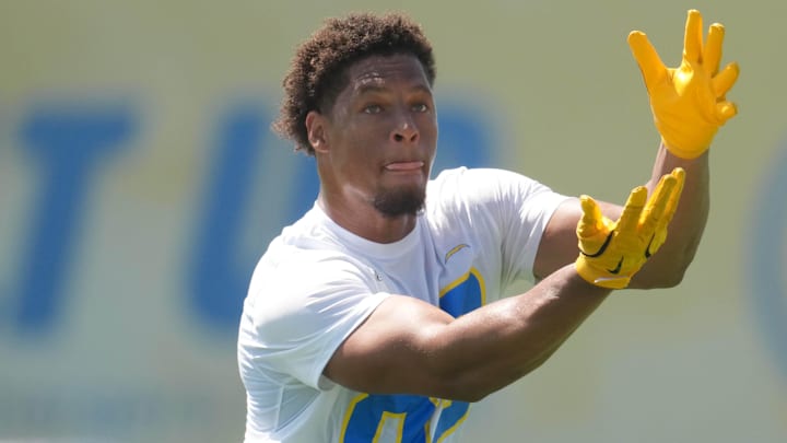 May 20, 2025; El Segundo, CA, USA; Los Angeles Chargers tight end Oronde Gadsden (86) looks to make a catch during offseason workouts at The Bolt. Mandatory Credit: Kirby Lee-Imagn Images
