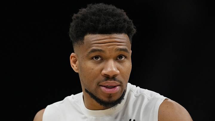 Milwaukee Bucks forward Giannis Antetokounmpo (34).