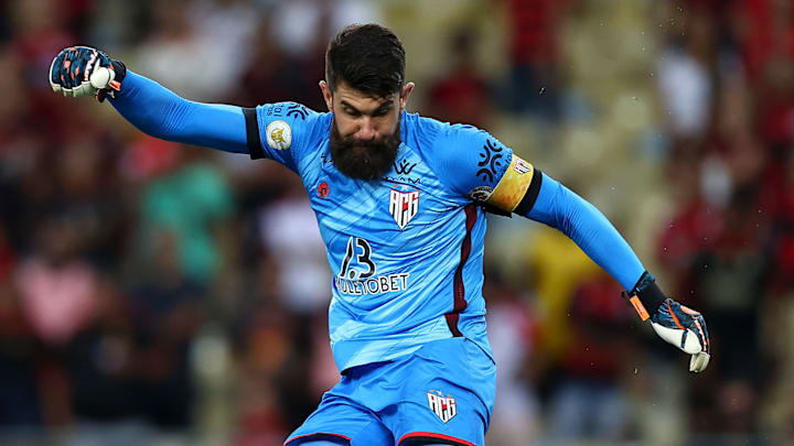 Fernando Miguel tem a missão de fechar o gol do Atlético-GO