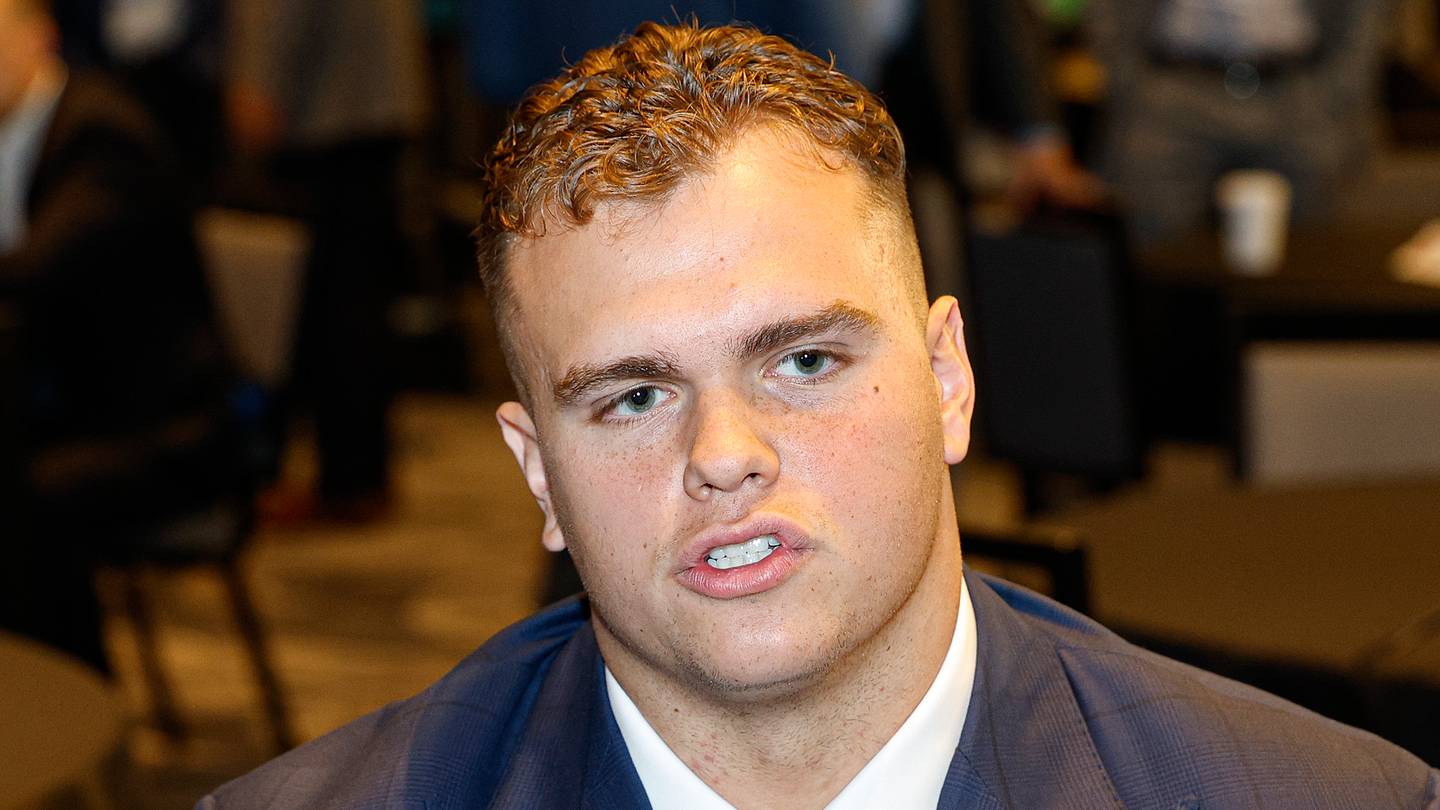 Alex VanSumeren, giocatore di football americano, si prepara al suo ultimo anno di college con il supporto del fratello Ben, vincitore del Super Bowl