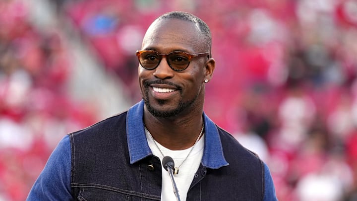  San Francisco 49ers former tight end Vernon Davis speaks during the 49ers hall of fame ceremony during halftime against the New York Jets at Levi's Stadium. Mandatory Credit: Darren Yamashita-Imagn Images