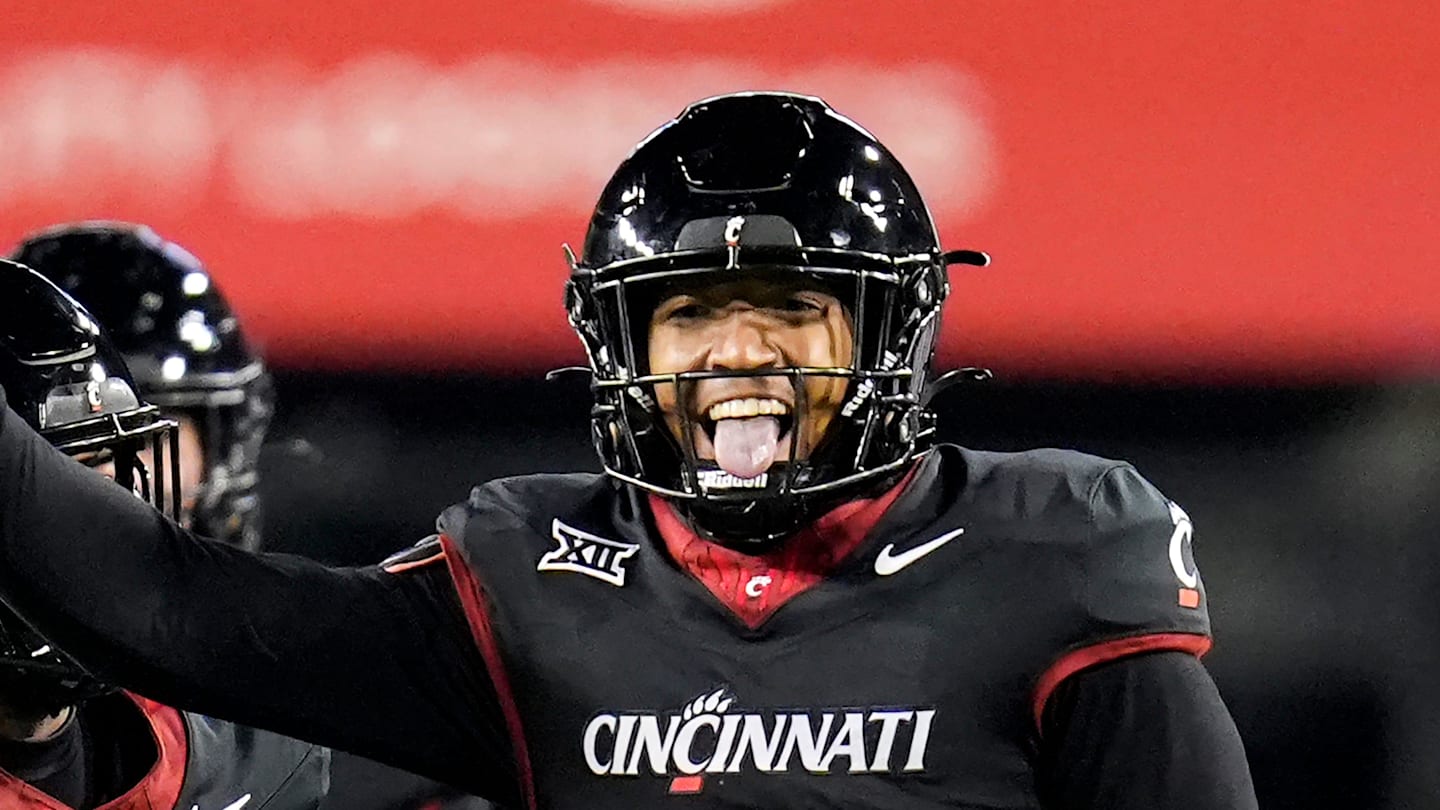 Jonathan Thompson Laser Focused on Strong Finish With Cincinnati Bearcats Football