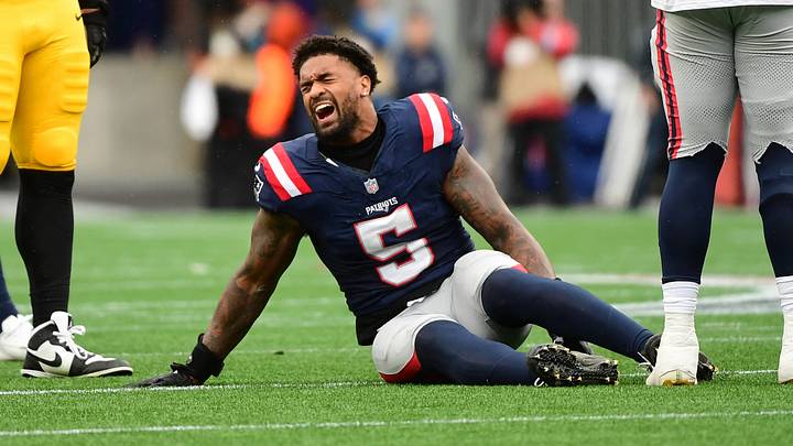 Sep 20, 2026; Foxborough, Massachusetts, USA; New England Patriots defensive end Dre'Mont Jones (5) reacts after an apparent injury in the first half against the Pittsburgh Steelers at Gillette Stadium. Mandatory Credit: Bob DeChiara-Imagn Images Sep 20, 2026; Foxborough, Massachusetts, USA; New England Patriots defensive end Dre'Mont Jones (5) reacts after an apparent injury in the first half against the Pittsburgh Steelers at Gillette Stadium. Mandatory Credit: Bob DeChiara-Imagn Images