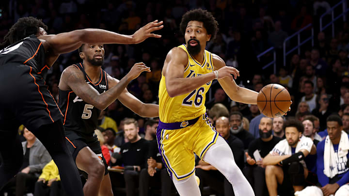 Spencer Dinwiddie debutó la noche del martes con los Lakers