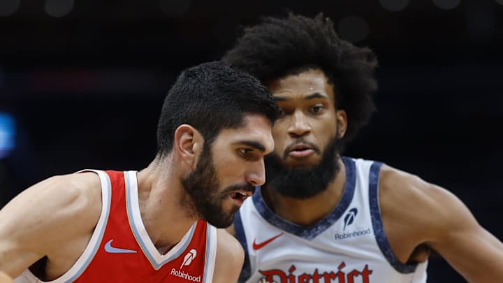 Memphis Grizzlies forward Santi Aldama drives to the basket as Washington Wizards forward Marvin Bagley III defends.