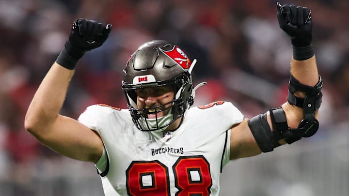Oct 3, 2024; Atlanta, Georgia, USA; Tampa Bay Buccaneers linebacker Anthony Nelson (98) Mandatory Credit: Brett Davis-Imagn Images Oct 3, 2024; Atlanta, Georgia, USA; Tampa Bay Buccaneers linebacker Anthony Nelson (98) Mandatory Credit: Brett Davis-Imagn Images