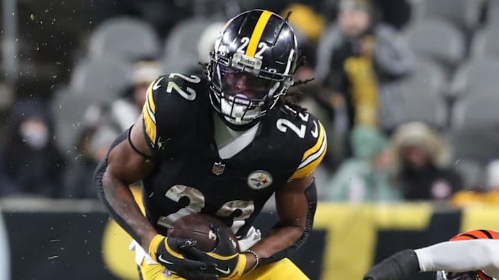 Jan 4, 2025; Pittsburgh, Pennsylvania, USA;  Pittsburgh Steelers running back Najee Harris (22) sheds a tackle attempt by Cincinnati Bengals linebacker Akeem Davis-Gaither (59) after catching a pass during the fourth quarter at Acrisure Stadium. Mandatory Credit: Charles LeClaire-Imagn Images