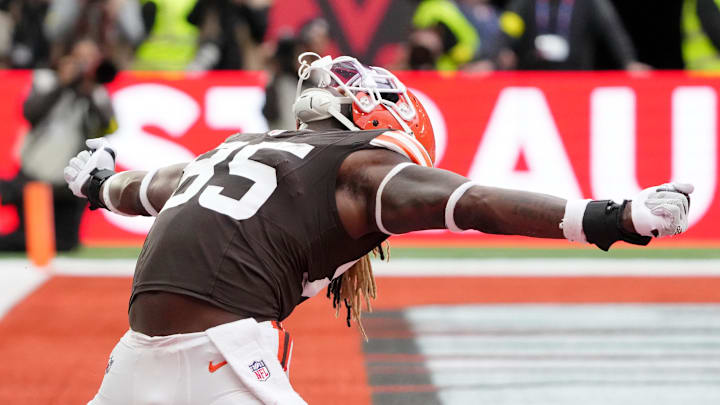 Browns tight end David Njoku was fired up to remain in Cleveland past the trade deadline.