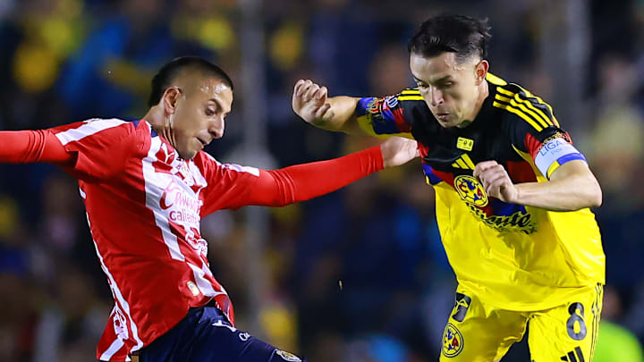 Roberto Alvarado y el español Álvaro Fidalgo compiten por el balón Roberto Alvarado y el español Álvaro Fidalgo compiten por el balón