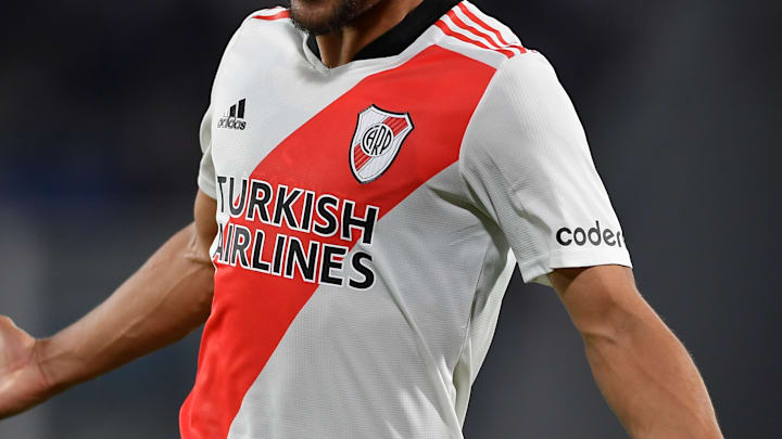 River Plate despide la camiseta con escudo de bordes negros.