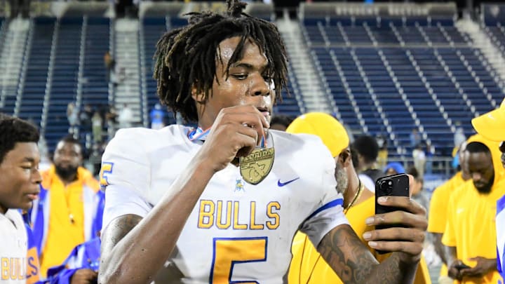 Miami Northwestern's Calvin "GUMP" Russell III a 5-star wide receiver, has committed to Syracuse University. Miami Northwestern's Calvin "GUMP" Russell III a 5-star wide receiver, has committed to Syracuse University.
