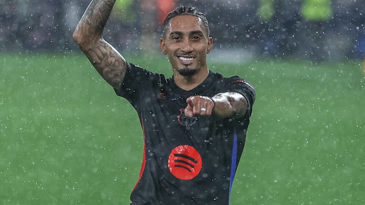 Raphinha scored Barcelona's winner in the 96th minute to defeat Benfica 5-4