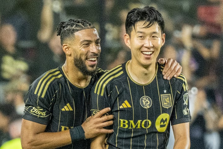 เดนิส บัวงกา และ ซน ฮึง-มิน กอดกันด้วยรอยยิ้ม ทั้งคู่สวมเสื้อสีดำลายเหลืองของ LAFC