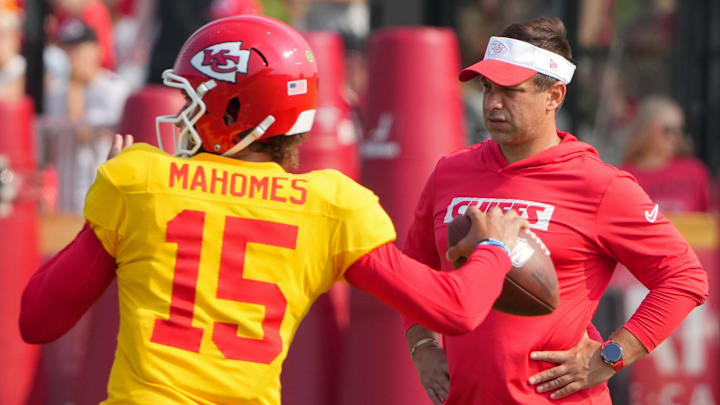 Jul 26, 2024; Kansas City, MO, USA; Kansas City Chiefs quarterback Patrick Mahomes (15) throws a pass as general manager Brett Veach watches in the background during training camp at Missouri Western State University. Mandatory Credit: Denny Medley-Imagn Images Jul 26, 2024; Kansas City, MO, USA; Kansas City Chiefs quarterback Patrick Mahomes (15) throws a pass as general manager Brett Veach watches in the background during training camp at Missouri Western State University. Mandatory Credit: Denny Medley-Imagn Images