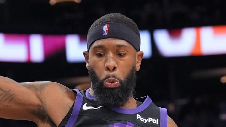Mar 6, 2026; Phoenix, Arizona, USA; Phoenix Suns forward Royce O'Neale (00) guards New Orleans Pelicans guard Saddiq Bey (41) during the second half at Mortgage Matchup Center. Mandatory Credit: Joe Camporeale-Imagn Images
