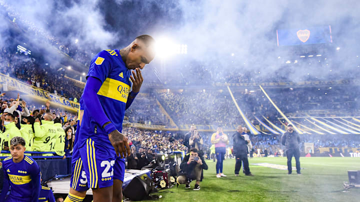 Sebastián Villa y el recibimiento de Boca en La Bombonera.