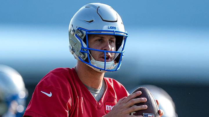 Detroit Lions quarterback Jared Goff (16) practices during training camp Detroit Lions quarterback Jared Goff (16) practices during training camp