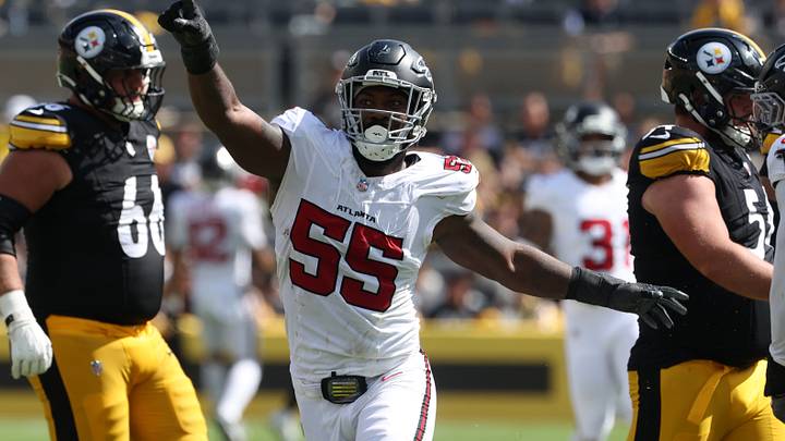 Atlanta Falcons edge rusher Za'Darius Smith had two sacks in his debut on Sunday against the Pittsburgh Steelers. Atlanta Falcons edge rusher Za'Darius Smith had two sacks in his debut on Sunday against the Pittsburgh Steelers.