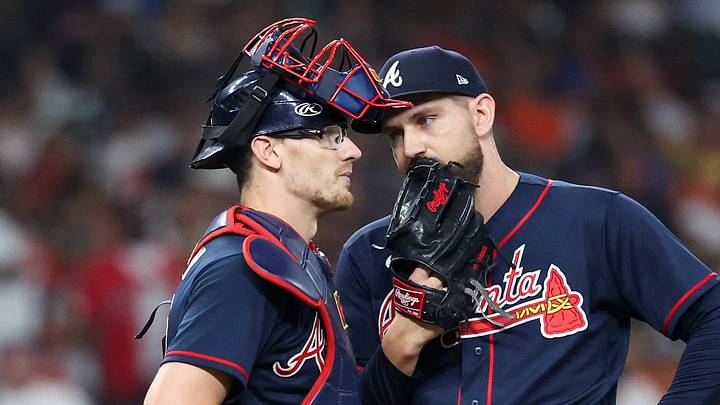 Sep 19, 2026; Houston, Texas, USA; Atlanta Braves catcher Sean Murphy (12) talks to pitcher Dylan Lee (52) before pitching to Houston Astros left fielder Nelson Velazquez (30) in the eighth inning at Daikin Park. Mandatory Credit: Thomas Shea-Imagn Images Sep 19, 2026; Houston, Texas, USA; Atlanta Braves catcher Sean Murphy (12) talks to pitcher Dylan Lee (52) before pitching to Houston Astros left fielder Nelson Velazquez (30) in the eighth inning at Daikin Park. Mandatory Credit: Thomas Shea-Imagn Images