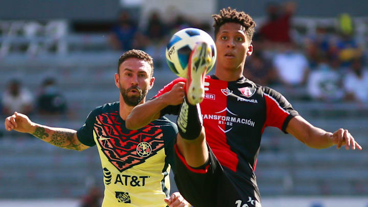 Miguel Layún (América) y Jonathan Herrera (Atlas) disputando el esférico en el Grita México 2021.