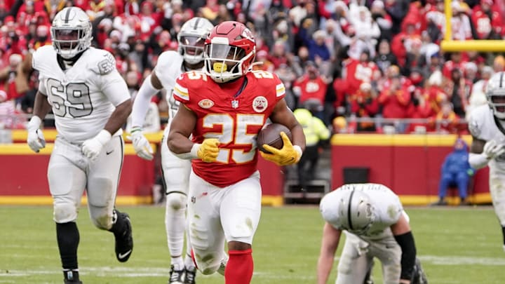 Dec 25, 2023; Kansas City, Missouri, USA; Kansas City Chiefs running back Clyde Edwards-Helaire (25) runs the ball against the Las Vegas Raiders during the game at GEHA Field at Arrowhead Stadium. Mandatory Credit: Denny Medley-Imagn Images Dec 25, 2023; Kansas City, Missouri, USA; Kansas City Chiefs running back Clyde Edwards-Helaire (25) runs the ball against the Las Vegas Raiders during the game at GEHA Field at Arrowhead Stadium. Mandatory Credit: Denny Medley-Imagn Images