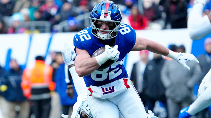 New York Giants tight end Daniel Bellinger (82) breaks some tackles before scoring Big Blue's first touchdown of the game, Sunday, January 4, 2026, in East Rutherford.
