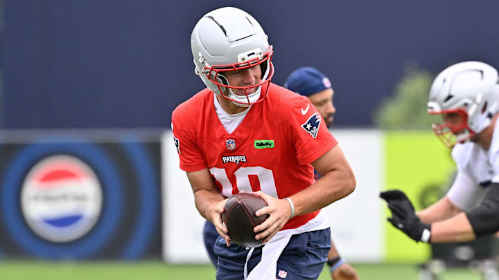 Jun 9, 2025; Foxborough, MA, USA; New England Patriots quarterback Drake Maye (10) works on a hand-off drill during minicamp at Gillette Stadium. Mandatory Credit: Eric Canha-Imagn Images Jun 9, 2025; Foxborough, MA, USA; New England Patriots quarterback Drake Maye (10) works on a hand-off drill during minicamp at Gillette Stadium. Mandatory Credit: Eric Canha-Imagn Images