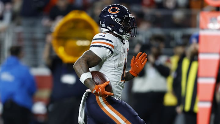 Chicago Bears running back D'Andre Swift (4) runs against the San Francisco 49ers.