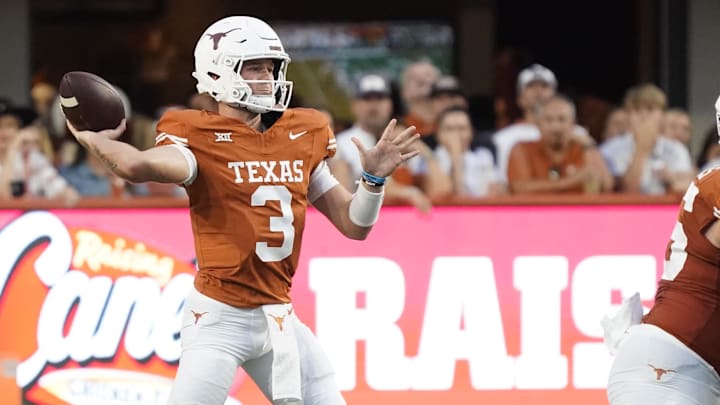 Texas Longhorns quarterback Quinn Ewers (3) 
