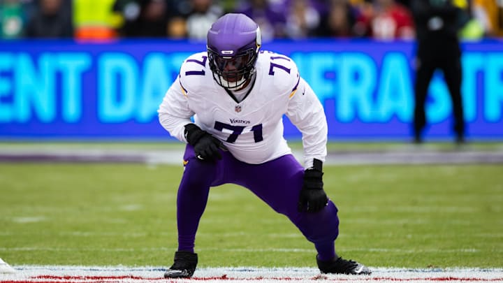 Christian Darrisaw playing against the Steelers in Week 4.