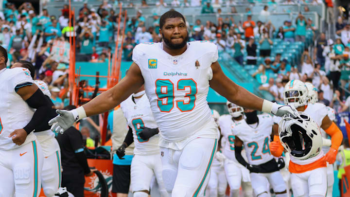Miami Dolphins defensive tackle Calais Campbell (93) runs to the field before the game against the Patriots Miami Dolphins defensive tackle Calais Campbell (93) runs to the field before the game against the Patriots