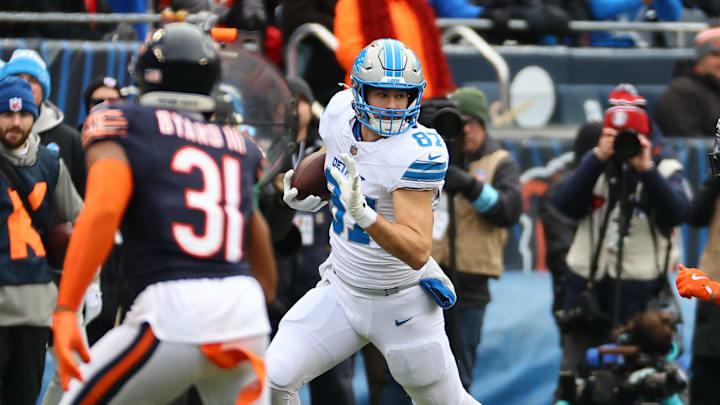 Detroit Lions tight end Sam LaPorta (87) secures a reception against Chicago Bears cornerback Kyler Gordon (6) 