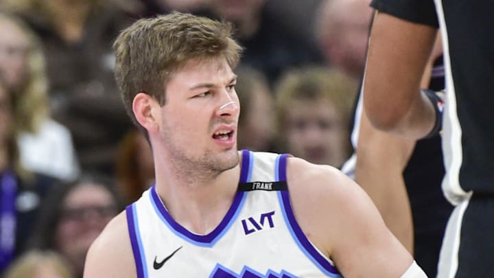 Jan 22, 2026; Salt Lake City, Utah, USA; Utah Jazz center Kyle Filipowski (22) reacts to a jump ball call during the first half against the San Antonio Spurs at Delta Center. Mandatory Credit: Peter Creveling-Imagn Images Jan 22, 2026; Salt Lake City, Utah, USA; Utah Jazz center Kyle Filipowski (22) reacts to a jump ball call during the first half against the San Antonio Spurs at Delta Center. Mandatory Credit: Peter Creveling-Imagn Images