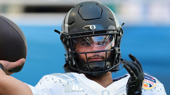 Oregon Ducks quarterback Dante Moore (5).