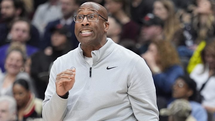 Jan 28, 2026; Toronto, Ontario, CAN; New York Knicks head coach Mike Brown calls out to a referree about a missed call against the Toronto Raptors during the second half at Scotiabank Arena. Mandatory Credit: John E. Sokolowski-Imagn Images Jan 28, 2026; Toronto, Ontario, CAN; New York Knicks head coach Mike Brown calls out to a referree about a missed call against the Toronto Raptors during the second half at Scotiabank Arena. Mandatory Credit: John E. Sokolowski-Imagn Images
