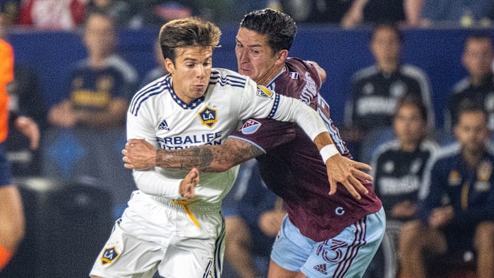 El español Riqui Puig del Galaxy y el inglés Jack Price del Colorado Rapids durante la temporada 2022.