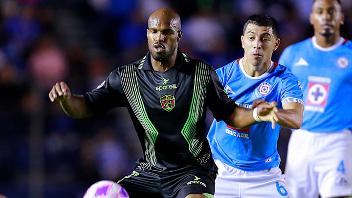 El colombiano Óscar Estupiñán de Juárez y Erik Lira de Cruz Azul durante el Apertura 2024