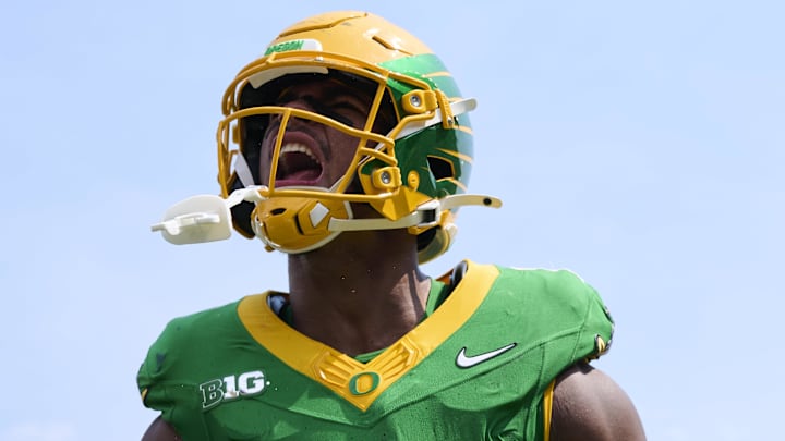 Aug 30, 2025; Eugene, Oregon, USA; Oregon Ducks tight end Kenyon Sadiq (18) celebrates after scoring a touchdown during the first half against the Montana State Bobcats at Autzen Stadium. Mandatory Credit: Troy Wayrynen-Imagn Images Aug 30, 2025; Eugene, Oregon, USA; Oregon Ducks tight end Kenyon Sadiq (18) celebrates after scoring a touchdown during the first half against the Montana State Bobcats at Autzen Stadium. Mandatory Credit: Troy Wayrynen-Imagn Images