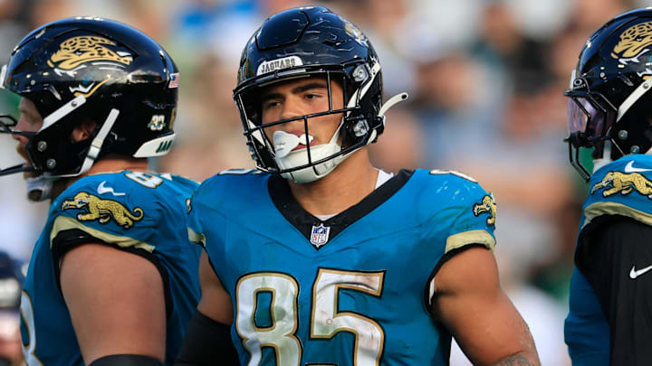 Jacksonville Jaguars tight end Brenton Strange (85) gets into position during the fourth quarter Sunday, Dec. 15, 2024 at EverBank Stadium in Jacksonville, Fla. The Jets held off the Jaguars 32-25. [Corey Perrine/Florida Times-Union]