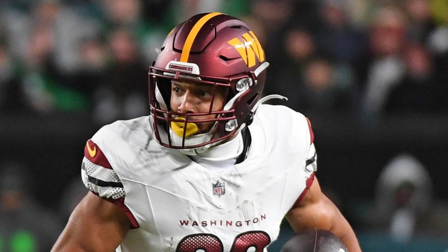 Commanders receive brutal injury news on starting offensive player