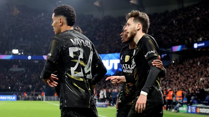 S. Mayulu et K. Kvaratskhelia, avec N. Mendes face à Chelsea à l'aller, au Parc des Princes