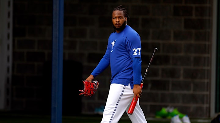 Vladimir Guerrero Jr. enfrenta dolencias en una rodilla