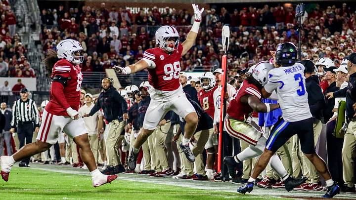 Oklahoma defensive end Jake Kreul defends a pass from Kentucky's Kenny Minchey. Oklahoma defensive end Jake Kreul defends a pass from Kentucky's Kenny Minchey.
