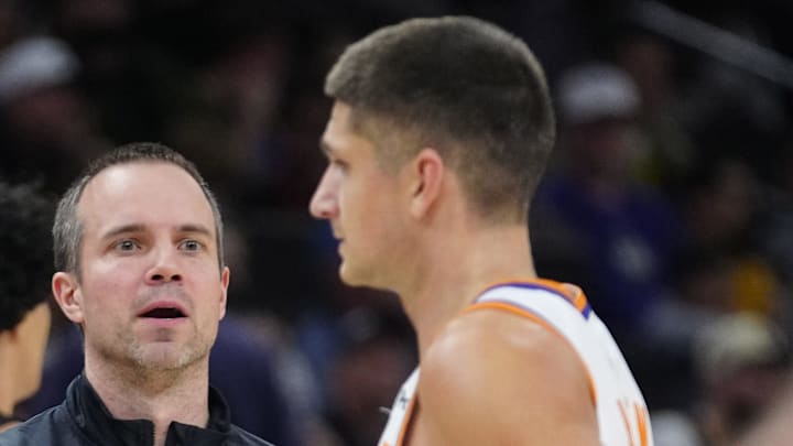 Suns head coach Jordan Ott talks with guard Grayson Allen (8) during a game against the Warriors at Mortgage Matchup Center in Phoenix on Feb. 5, 2026.