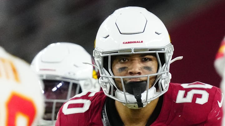 Cardinals linebacker Cody Simon (50) looks at the Chiefs quarterback Chris Oladokun (19) as he snaps the ball during a preseason game at State Farm Stadium on Aug. 9, 2025, in Glendale.