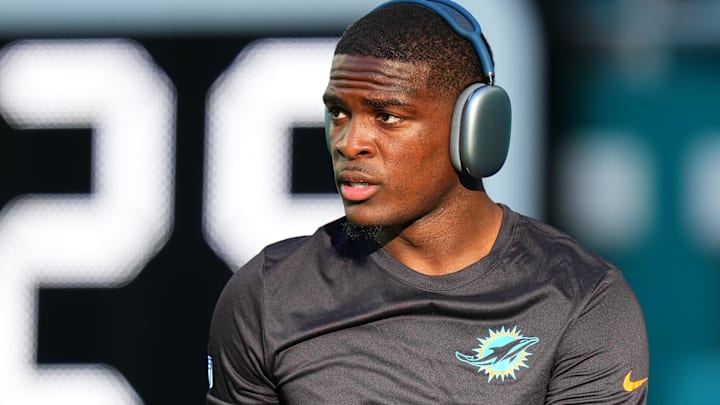 Miami Dolphins running back De'Von Achane (28) practices before the game against the New York Jets at Hard Rock Stadium.