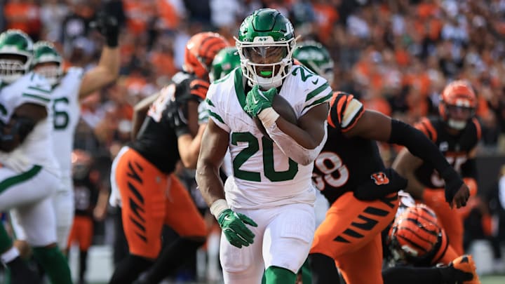 Oct 26, 2025; Cincinnati, Ohio, USA; New York Jets running back Breece Hall (20) runs with the ball against the Cincinnati Bengals at Paycor Stadium. Mandatory Credit: Katie Stratman-Imagn Images Oct 26, 2025; Cincinnati, Ohio, USA; New York Jets running back Breece Hall (20) runs with the ball against the Cincinnati Bengals at Paycor Stadium. Mandatory Credit: Katie Stratman-Imagn Images
