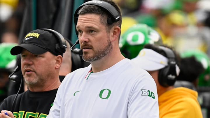 Oct 11, 2025; Eugene, Oregon, USA; Oregon Ducks head coach Dan Lanning instructs his team from the sideline against the Indiana Hoosiers during the third quarter at Autzen Stadium. Mandatory Credit: Troy Wayrynen-Imagn Images Oct 11, 2025; Eugene, Oregon, USA; Oregon Ducks head coach Dan Lanning instructs his team from the sideline against the Indiana Hoosiers during the third quarter at Autzen Stadium. Mandatory Credit: Troy Wayrynen-Imagn Images