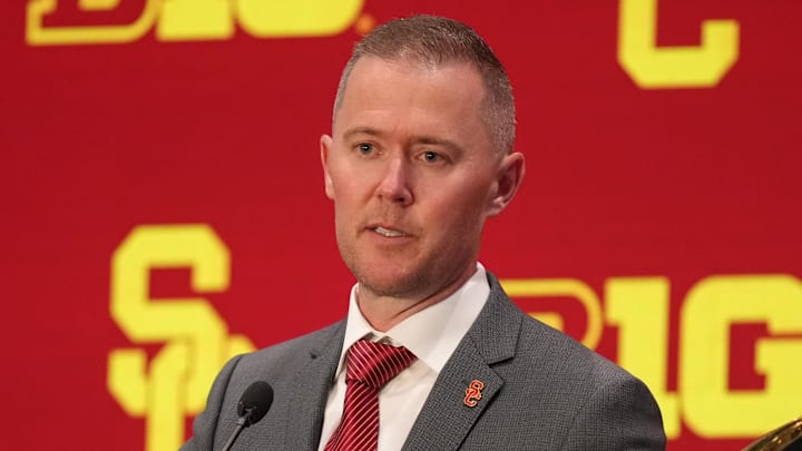 Jul 24, 2025; Las Vegas, NV, USA; USC head coach Lincoln Riley speaks to the media during the Big Ten NCAA college football media days at Mandalay Bay Resort. Mandatory Credit: Lucas Peltier-Imagn Images Jul 24, 2025; Las Vegas, NV, USA; USC head coach Lincoln Riley speaks to the media during the Big Ten NCAA college football media days at Mandalay Bay Resort. Mandatory Credit: Lucas Peltier-Imagn Images